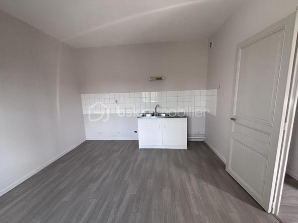 Avec son entrée de maison individuelle, cet appartement vous ouvre ses portes sur une entrée, menant à une grande cuisine à aménager ainsi qu'un salon, tous deux exposés Ouest. Le tout peut facilement être ouvert pour créer une grande pièce de vie. 
Au Rdc, vous trouverez également la salle d'eau avec Wc. 
A l'étage sous les mansardes, vous découvrirez une belle mezzanine pouvant être fermée, ainsi qu'une chambre. 
Une cave ainsi qu'un jardin d'environ 25m2 viennent compléter ce bien, situé rue Bergson, dans le quartier Beaujardin de Tours. 
Ce bien étant un ancien logement social, il est conventionné, et donc, soumis à plafonds de loyer durant 5 ans. Idéal donc, pour en faire sa résidence principale ! 
A visiter sans tarder.