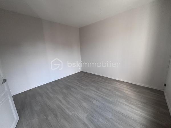 Avec son entrée de maison individuelle, cet appartement vous ouvre ses portes sur une entrée, menant à une grande cuisine à aménager ainsi qu'un salon, tous deux exposés Ouest. Le tout peut facilement être ouvert pour créer une grande pièce de vie. 
Au Rdc, vous trouverez également la salle d'eau avec Wc. 
A l'étage sous les mansardes, vous découvrirez une belle mezzanine pouvant être fermée, ainsi qu'une chambre. 
Une cave ainsi qu'un jardin d'environ 25m2 viennent compléter ce bien, situé rue Bergson, dans le quartier Beaujardin de Tours. 
Ce bien étant un ancien logement social, il est conventionné, et donc, soumis à plafonds de loyer durant 5 ans. Idéal donc, pour en faire sa résidence principale ! 
A visiter sans tarder.