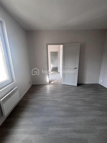 Avec son entrée de maison individuelle, cet appartement vous ouvre ses portes sur une entrée, menant à une grande cuisine à aménager ainsi qu'un salon, tous deux exposés Ouest. Le tout peut facilement être ouvert pour créer une grande pièce de vie. 
Au Rdc, vous trouverez également la salle d'eau avec Wc. 
A l'étage sous les mansardes, vous découvrirez une belle mezzanine pouvant être fermée, ainsi qu'une chambre. 
Une cave ainsi qu'un jardin d'environ 25m2 viennent compléter ce bien, situé rue Bergson, dans le quartier Beaujardin de Tours. 
Ce bien étant un ancien logement social, il est conventionné, et donc, soumis à plafonds de loyer durant 5 ans. Idéal donc, pour en faire sa résidence principale ! 
A visiter sans tarder.
