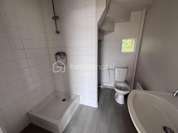 Avec son entrée de maison individuelle, cet appartement vous ouvre ses portes sur une entrée, menant à une grande cuisine à aménager ainsi qu'un salon, tous deux exposés Ouest. Le tout peut facilement être ouvert pour créer une grande pièce de vie. 
Au Rdc, vous trouverez également la salle d'eau avec Wc. 
A l'étage sous les mansardes, vous découvrirez une belle mezzanine pouvant être fermée, ainsi qu'une chambre. 
Une cave ainsi qu'un jardin d'environ 25m2 viennent compléter ce bien, situé rue Bergson, dans le quartier Beaujardin de Tours. 
Ce bien étant un ancien logement social, il est conventionné, et donc, soumis à plafonds de loyer durant 5 ans. Idéal donc, pour en faire sa résidence principale ! 
A visiter sans tarder.