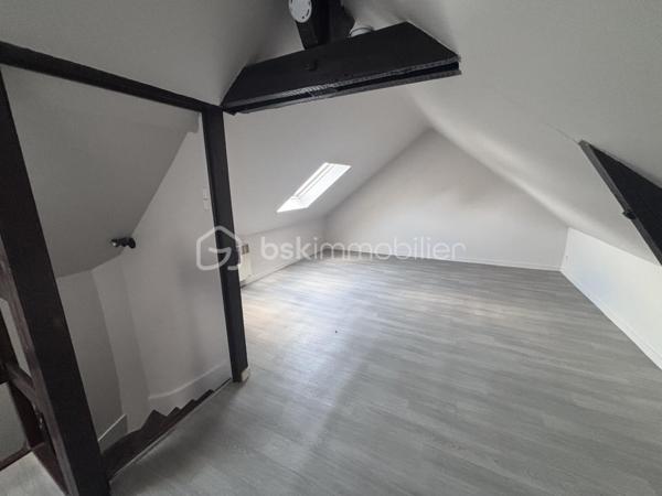 Avec son entrée de maison individuelle, cet appartement vous ouvre ses portes sur une entrée, menant à une grande cuisine à aménager ainsi qu'un salon, tous deux exposés Ouest. Le tout peut facilement être ouvert pour créer une grande pièce de vie. 
Au Rdc, vous trouverez également la salle d'eau avec Wc. 
A l'étage sous les mansardes, vous découvrirez une belle mezzanine pouvant être fermée, ainsi qu'une chambre. 
Une cave ainsi qu'un jardin d'environ 25m2 viennent compléter ce bien, situé rue Bergson, dans le quartier Beaujardin de Tours. 
Ce bien étant un ancien logement social, il est conventionné, et donc, soumis à plafonds de loyer durant 5 ans. Idéal donc, pour en faire sa résidence principale ! 
A visiter sans tarder.