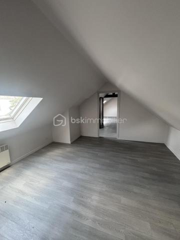 Avec son entrée de maison individuelle, cet appartement vous ouvre ses portes sur une entrée, menant à une grande cuisine à aménager ainsi qu'un salon, tous deux exposés Ouest. Le tout peut facilement être ouvert pour créer une grande pièce de vie. 
Au Rdc, vous trouverez également la salle d'eau avec Wc. 
A l'étage sous les mansardes, vous découvrirez une belle mezzanine pouvant être fermée, ainsi qu'une chambre. 
Une cave ainsi qu'un jardin d'environ 25m2 viennent compléter ce bien, situé rue Bergson, dans le quartier Beaujardin de Tours. 
Ce bien étant un ancien logement social, il est conventionné, et donc, soumis à plafonds de loyer durant 5 ans. Idéal donc, pour en faire sa résidence principale ! 
A visiter sans tarder.