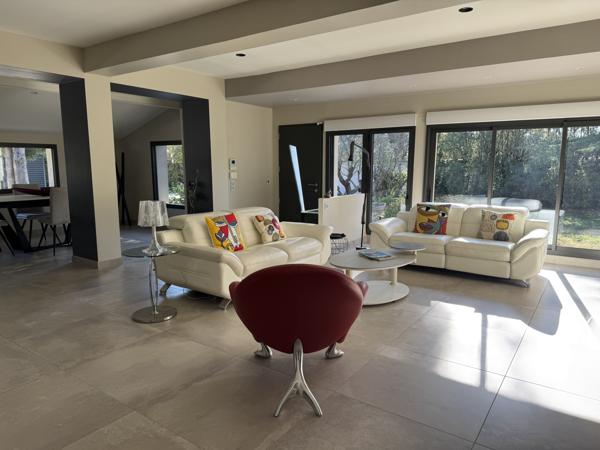 Les Angles (30133) Villa de plain-pied entièrement rénovée