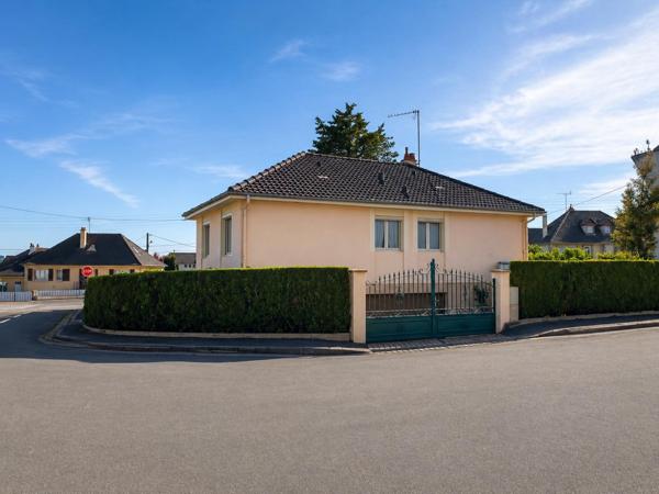 Beau pavillon des années 70 avec 4 chambres et un très grand sous sol idéalement situé