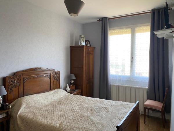 Beau pavillon des années 70 avec 4 chambres et un très grand sous sol idéalement situé
