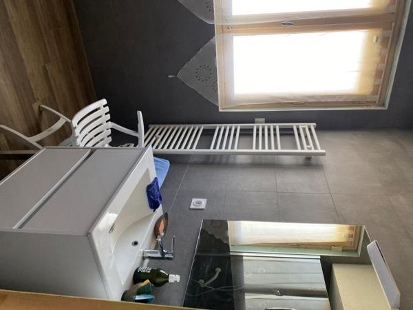 Beau pavillon des années 70 avec 4 chambres et un très grand sous sol idéalement situé