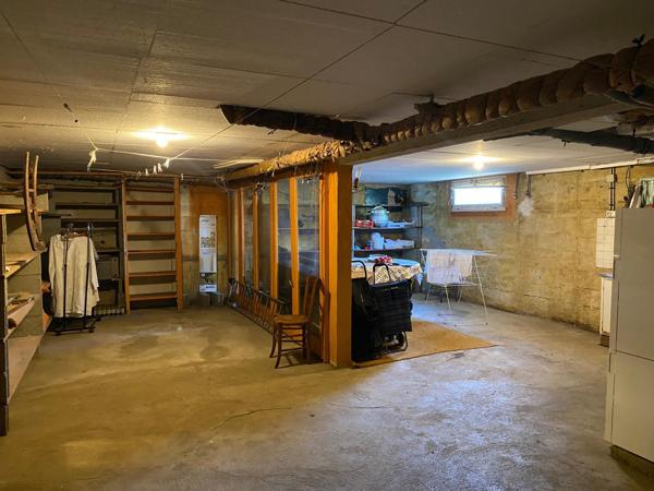 Beau pavillon des années 70 avec 4 chambres et un très grand sous sol idéalement situé