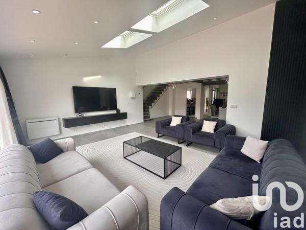 Maison traditionnelle 10 pièces de 181 m² à Corquilleroy (45120)