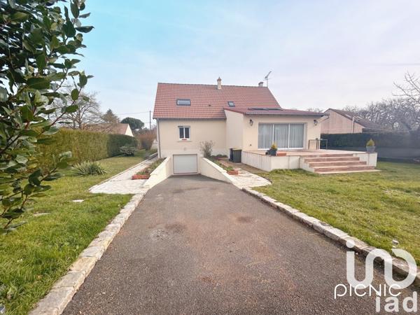 Maison traditionnelle 10 pièces de 181 m² à Corquilleroy (45120)