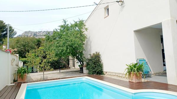 EN EXCLUSIVITE, Secteur des 4 chemins des routes, sur une parcelle de terrain de 464m², belle maison familiale de 13m² avec piscine et garage