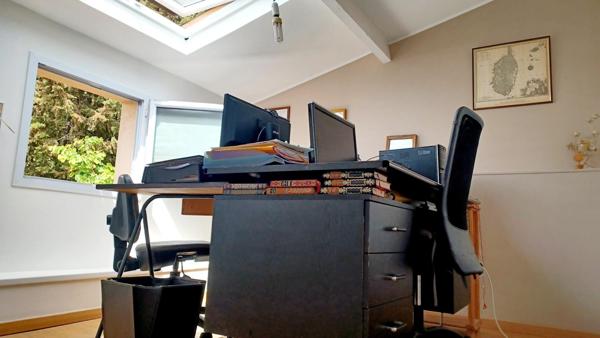 EN EXCLUSIVITE, Secteur des 4 chemins des routes, sur une parcelle de terrain de 464m², belle maison familiale de 13m² avec piscine et garage