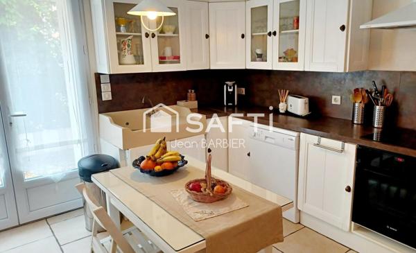 EN EXCLUSIVITE, Secteur des 4 chemins des routes, sur une parcelle de terrain de 464m², belle maison familiale de 13m² avec piscine et garage