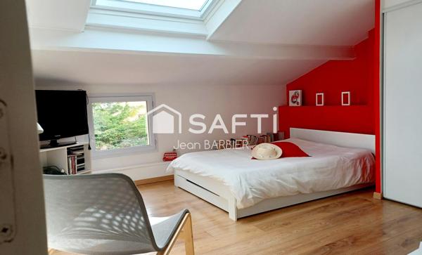 EN EXCLUSIVITE, Secteur des 4 chemins des routes, sur une parcelle de terrain de 464m², belle maison familiale de 13m² avec piscine et garage