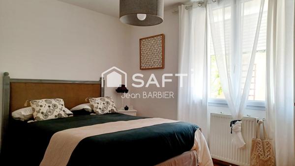 EN EXCLUSIVITE, Secteur des 4 chemins des routes, sur une parcelle de terrain de 464m², belle maison familiale de 13m² avec piscine et garage