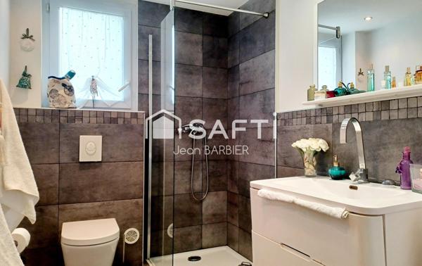 EN EXCLUSIVITE, Secteur des 4 chemins des routes, sur une parcelle de terrain de 464m², belle maison familiale de 13m² avec piscine et garage