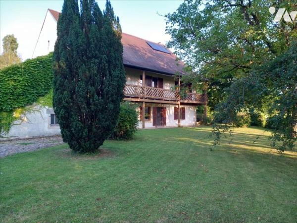Maison familiale de 270 m² avec dépendances à 2 pas du centre historique de Dole