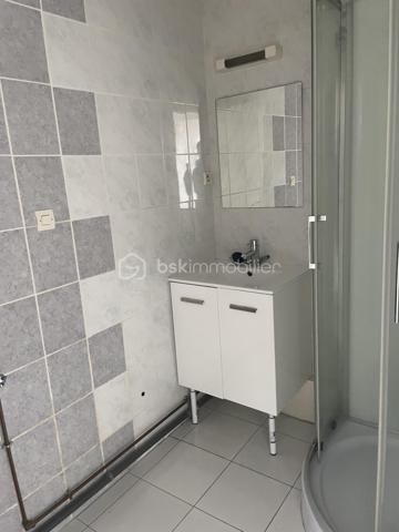 Venez découvrir ce bel appartement F3 de 56,60m² au troisième étage d’un immeuble sécurisé semble idéal pour un cadre de vie confortable et pratique. 

Voici un résumé des principaux atouts :
	•	Localisation et sécurité : Situé dans une résidence calme et sécurisée avec une place de parking attitrée 
	•	Disposition intérieure :
	•	Un salon/séjour lumineux.
	•	Deux chambres avec placards intégrés 
	•	Une cuisine moderne, aménagée et équipée (inclus four et lave vaisselle).
	•	Plusieurs espaces de rangement pratiques.
	•	Confort : Appartement propre et bien entretenu, prêt à être habité.
      •      Gare 🚉 sncf pour paris monparnasse / Le Mans 10 min 
      

Si vous êtes intéressé(e), cet appartement combine à la fois confort, fonctionnalité et sécurité, 

idéal pour un couple ou une petite famille et même potentiellement un investissement locatif