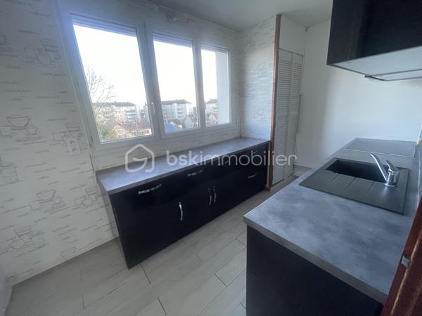 Venez découvrir ce bel appartement F3 de 56,60m² au troisième étage d’un immeuble sécurisé semble idéal pour un cadre de vie confortable et pratique. 

Voici un résumé des principaux atouts :
	•	Localisation et sécurité : Situé dans une résidence calme et sécurisée avec une place de parking attitrée 
	•	Disposition intérieure :
	•	Un salon/séjour lumineux.
	•	Deux chambres avec placards intégrés 
	•	Une cuisine moderne, aménagée et équipée (inclus four et lave vaisselle).
	•	Plusieurs espaces de rangement pratiques.
	•	Confort : Appartement propre et bien entretenu, prêt à être habité.
      •      Gare 🚉 sncf pour paris monparnasse / Le Mans 10 min 
      

Si vous êtes intéressé(e), cet appartement combine à la fois confort, fonctionnalité et sécurité, 

idéal pour un couple ou une petite famille et même potentiellement un investissement locatif