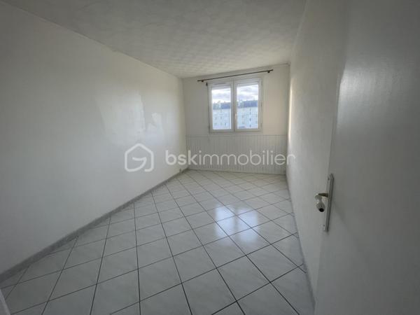 Venez découvrir ce bel appartement F3 de 56,60m² au troisième étage d’un immeuble sécurisé semble idéal pour un cadre de vie confortable et pratique. 

Voici un résumé des principaux atouts :
	•	Localisation et sécurité : Situé dans une résidence calme et sécurisée avec une place de parking attitrée 
	•	Disposition intérieure :
	•	Un salon/séjour lumineux.
	•	Deux chambres avec placards intégrés 
	•	Une cuisine moderne, aménagée et équipée (inclus four et lave vaisselle).
	•	Plusieurs espaces de rangement pratiques.
	•	Confort : Appartement propre et bien entretenu, prêt à être habité.
      •      Gare 🚉 sncf pour paris monparnasse / Le Mans 10 min 
      

Si vous êtes intéressé(e), cet appartement combine à la fois confort, fonctionnalité et sécurité, 

idéal pour un couple ou une petite famille et même potentiellement un investissement locatif