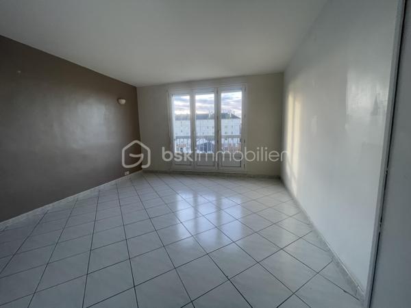Venez découvrir ce bel appartement F3 de 56,60m² au troisième étage d’un immeuble sécurisé semble idéal pour un cadre de vie confortable et pratique. 

Voici un résumé des principaux atouts :
	•	Localisation et sécurité : Situé dans une résidence calme et sécurisée avec une place de parking attitrée 
	•	Disposition intérieure :
	•	Un salon/séjour lumineux.
	•	Deux chambres avec placards intégrés 
	•	Une cuisine moderne, aménagée et équipée (inclus four et lave vaisselle).
	•	Plusieurs espaces de rangement pratiques.
	•	Confort : Appartement propre et bien entretenu, prêt à être habité.
      •      Gare 🚉 sncf pour paris monparnasse / Le Mans 10 min 
      

Si vous êtes intéressé(e), cet appartement combine à la fois confort, fonctionnalité et sécurité, 

idéal pour un couple ou une petite famille et même potentiellement un investissement locatif