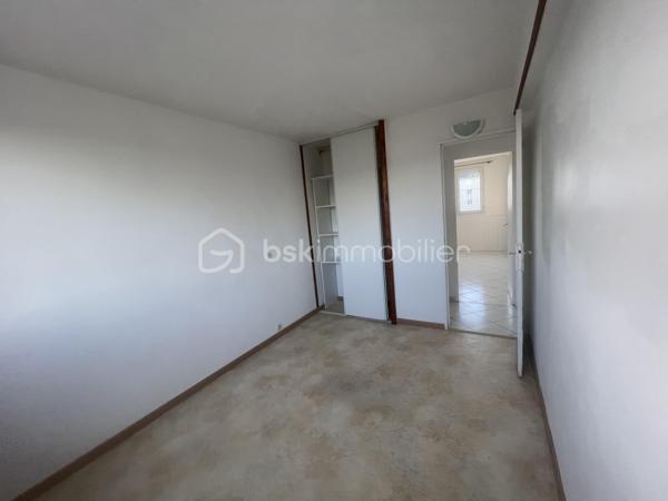 Venez découvrir ce bel appartement F3 de 56,60m² au troisième étage d’un immeuble sécurisé semble idéal pour un cadre de vie confortable et pratique. 

Voici un résumé des principaux atouts :
	•	Localisation et sécurité : Situé dans une résidence calme et sécurisée avec une place de parking attitrée 
	•	Disposition intérieure :
	•	Un salon/séjour lumineux.
	•	Deux chambres avec placards intégrés 
	•	Une cuisine moderne, aménagée et équipée (inclus four et lave vaisselle).
	•	Plusieurs espaces de rangement pratiques.
	•	Confort : Appartement propre et bien entretenu, prêt à être habité.
      •      Gare 🚉 sncf pour paris monparnasse / Le Mans 10 min 
      

Si vous êtes intéressé(e), cet appartement combine à la fois confort, fonctionnalité et sécurité, 

idéal pour un couple ou une petite famille et même potentiellement un investissement locatif