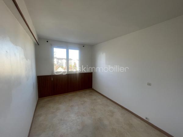 Venez découvrir ce bel appartement F3 de 56,60m² au troisième étage d’un immeuble sécurisé semble idéal pour un cadre de vie confortable et pratique. 

Voici un résumé des principaux atouts :
	•	Localisation et sécurité : Situé dans une résidence calme et sécurisée avec une place de parking attitrée 
	•	Disposition intérieure :
	•	Un salon/séjour lumineux.
	•	Deux chambres avec placards intégrés 
	•	Une cuisine moderne, aménagée et équipée (inclus four et lave vaisselle).
	•	Plusieurs espaces de rangement pratiques.
	•	Confort : Appartement propre et bien entretenu, prêt à être habité.
      •      Gare 🚉 sncf pour paris monparnasse / Le Mans 10 min 
      

Si vous êtes intéressé(e), cet appartement combine à la fois confort, fonctionnalité et sécurité, 

idéal pour un couple ou une petite famille et même potentiellement un investissement locatif