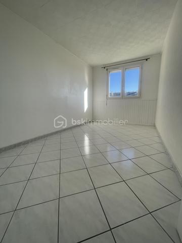 Venez découvrir ce bel appartement F3 de 56,60m² au troisième étage d’un immeuble sécurisé semble idéal pour un cadre de vie confortable et pratique. 

Voici un résumé des principaux atouts :
	•	Localisation et sécurité : Situé dans une résidence calme et sécurisée avec une place de parking attitrée 
	•	Disposition intérieure :
	•	Un salon/séjour lumineux.
	•	Deux chambres avec placards intégrés 
	•	Une cuisine moderne, aménagée et équipée (inclus four et lave vaisselle).
	•	Plusieurs espaces de rangement pratiques.
	•	Confort : Appartement propre et bien entretenu, prêt à être habité.
      •      Gare 🚉 sncf pour paris monparnasse / Le Mans 10 min 
      

Si vous êtes intéressé(e), cet appartement combine à la fois confort, fonctionnalité et sécurité, 

idéal pour un couple ou une petite famille et même potentiellement un investissement locatif
