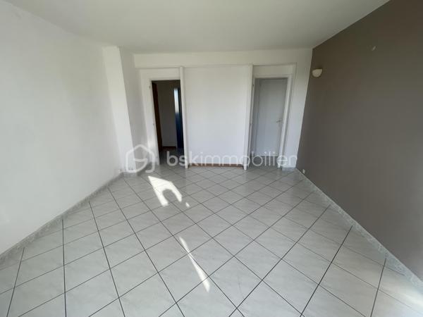 Venez découvrir ce bel appartement F3 de 56,60m² au troisième étage d’un immeuble sécurisé semble idéal pour un cadre de vie confortable et pratique. 

Voici un résumé des principaux atouts :
	•	Localisation et sécurité : Situé dans une résidence calme et sécurisée avec une place de parking attitrée 
	•	Disposition intérieure :
	•	Un salon/séjour lumineux.
	•	Deux chambres avec placards intégrés 
	•	Une cuisine moderne, aménagée et équipée (inclus four et lave vaisselle).
	•	Plusieurs espaces de rangement pratiques.
	•	Confort : Appartement propre et bien entretenu, prêt à être habité.
      •      Gare 🚉 sncf pour paris monparnasse / Le Mans 10 min 
      

Si vous êtes intéressé(e), cet appartement combine à la fois confort, fonctionnalité et sécurité, 

idéal pour un couple ou une petite famille et même potentiellement un investissement locatif