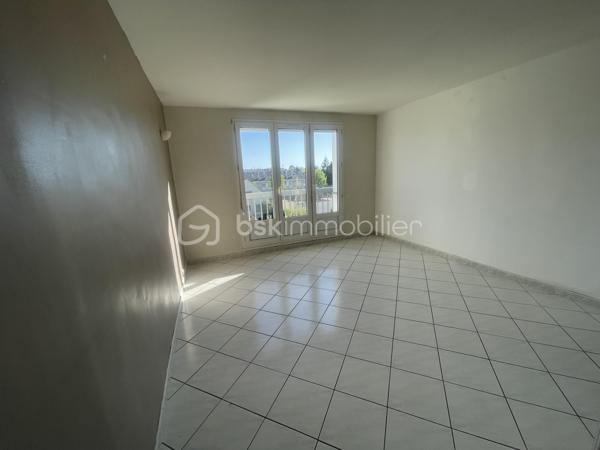 Venez découvrir ce bel appartement F3 de 56,60m² au troisième étage d’un immeuble sécurisé semble idéal pour un cadre de vie confortable et pratique. 

Voici un résumé des principaux atouts :
	•	Localisation et sécurité : Situé dans une résidence calme et sécurisée avec une place de parking attitrée 
	•	Disposition intérieure :
	•	Un salon/séjour lumineux.
	•	Deux chambres avec placards intégrés 
	•	Une cuisine moderne, aménagée et équipée (inclus four et lave vaisselle).
	•	Plusieurs espaces de rangement pratiques.
	•	Confort : Appartement propre et bien entretenu, prêt à être habité.
      •      Gare 🚉 sncf pour paris monparnasse / Le Mans 10 min 
      

Si vous êtes intéressé(e), cet appartement combine à la fois confort, fonctionnalité et sécurité, 

idéal pour un couple ou une petite famille et même potentiellement un investissement locatif