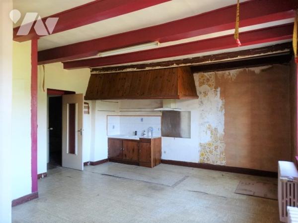 Maison ancienne sur CINQUETRAL d'environ 180m² avec petit jardin.