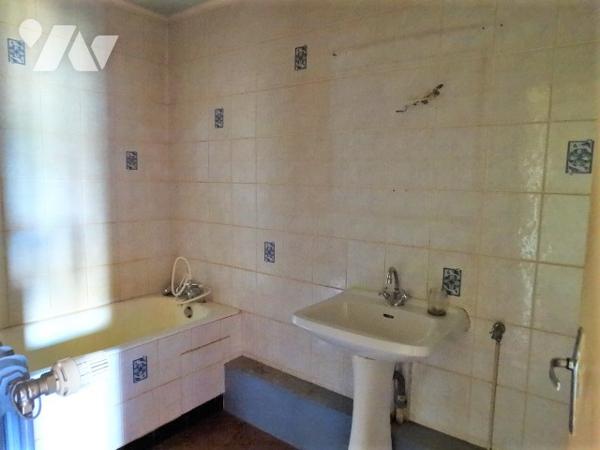 Maison ancienne sur CINQUETRAL d'environ 180m² avec petit jardin.