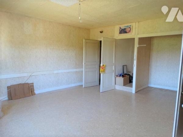 Maison ancienne sur CINQUETRAL d'environ 180m² avec petit jardin.