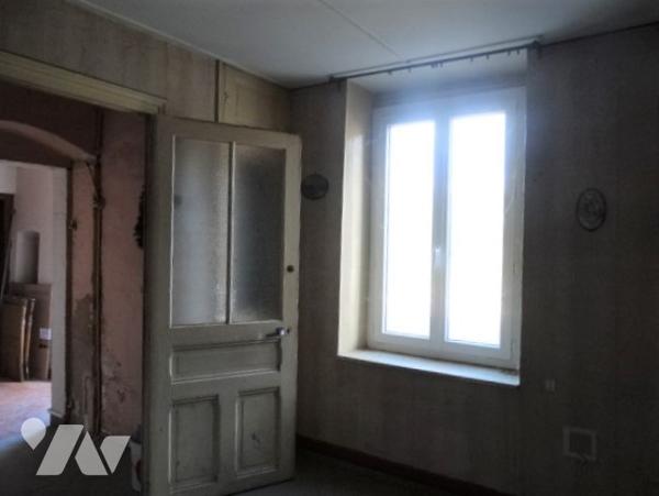 Maison ancienne sur CINQUETRAL d'environ 180m² avec petit jardin.