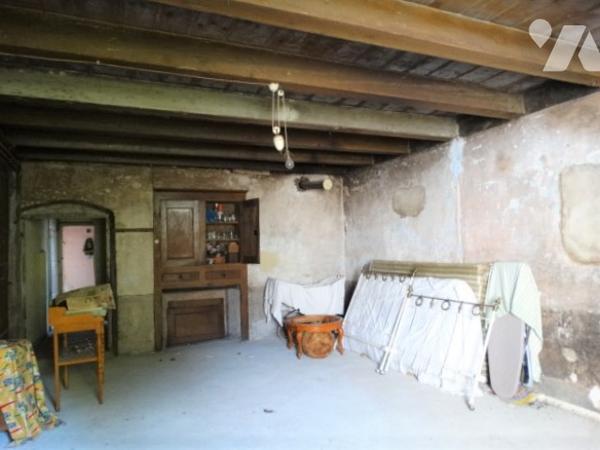 Maison ancienne sur CINQUETRAL d'environ 180m² avec petit jardin.