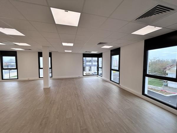 PERONNAS CENTRE - BUREAUX NEUFS A LOUER AVEC PARKINGS