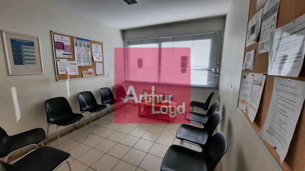 VIC LE COMTE A VENDRE BUREAUX- BATIMENT INDEPENDANT 150M²