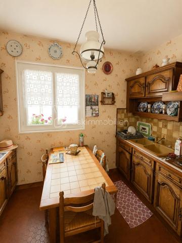 À Gisors (Eure, 27), dans un quartier calme et recherché à proximité du centre-ville, cette maison de 79 m² développe quatre pièces dont trois chambres sur un terrain de 559 m². Lumineuse, dotée d'un charme conservé dans son jus, elle dispose d'un sous-sol total pouvant accueillir plusieurs véhicules, accessible directement depuis l'intérieur.

ESPACE DE VIE

Le grand salon constitue le cœur de la maison et bénéficie d'une belle luminosité naturelle. La cuisine, aménagée et équipée, forme un ensemble avec la salle à manger, créant un espace convivial et fonctionnel pour les repas du quotidien comme pour recevoir. L'ensemble conserve le charme d'origine du bien, qu'un acquéreur pourra choisir de préserver ou de faire évoluer selon ses goûts.

ESPACE NUIT

La maison compte trois chambres, complétées par une salle de bain et un WC séparé. Cette distribution offre une séparation nette entre les espaces de vie et les espaces nuit, avec un nombre de chambres qui convient à une famille comme à un foyer souhaitant dédier une pièce au télétravail ou aux invités.

SOUS-SOL TOTAL

Le sous-sol total constitue l'un des principaux atouts du bien. Il s'étend sur l'ensemble de l'emprise de la maison et peut accueillir plusieurs véhicules, ce qui représente un avantage concret dans un secteur proche du centre-ville où le stationnement à l'abri n'est pas systématique. Son accès direct depuis l'intérieur de la maison en fait un espace pratique au quotidien, utilisable également en rangement, atelier ou buanderie. Ce volume vient s'ajouter à la surface habitable et élargit sensiblement les possibilités d'usage du bien.

EXTÉRIEUR

Le terrain de 559 m² offre un espace extérieur généreux au regard de la proximité du centre-ville. Il permet d'envisager un jardin d'agrément, un potager ou un espace de jeux, et constitue un vrai confort de vie pour une famille.

ENVIRONNEMENT ET ACCÈS

Le quartier, calme et résidentiel, est apprécié pour sa tranquillité tout en restant à proximité immédiate du centre de Gisors. La ville réunit de nombreux commerces, des établissements scolaires et une gare permettant de rejoindre la Normandie comme l'Île-de-France. Un positionnement équilibré, recherché aussi bien par les familles que par les actifs effectuant des trajets réguliers.

POINTS À NOTER

Cette maison s'adresse aux acquéreurs sensibles au charme de l'ancien, recherchant un bien lumineux avec un sous-sol total, un terrain de bonne surface et un emplacement de qualité à Gisors. Le caractère conservé dans son jus laisse une marge de personnalisation à qui souhaite y apporter sa propre mise au goût du jour.

Une maison lumineuse au charme préservé, avec sous-sol total et jardin de 559 m², dans un quartier calme proche du centre de Gisors.