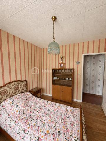 À Gisors (Eure, 27), dans un quartier calme et recherché à proximité du centre-ville, cette maison de 79 m² développe quatre pièces dont trois chambres sur un terrain de 559 m². Lumineuse, dotée d'un charme conservé dans son jus, elle dispose d'un sous-sol total pouvant accueillir plusieurs véhicules, accessible directement depuis l'intérieur.

ESPACE DE VIE

Le grand salon constitue le cœur de la maison et bénéficie d'une belle luminosité naturelle. La cuisine, aménagée et équipée, forme un ensemble avec la salle à manger, créant un espace convivial et fonctionnel pour les repas du quotidien comme pour recevoir. L'ensemble conserve le charme d'origine du bien, qu'un acquéreur pourra choisir de préserver ou de faire évoluer selon ses goûts.

ESPACE NUIT

La maison compte trois chambres, complétées par une salle de bain et un WC séparé. Cette distribution offre une séparation nette entre les espaces de vie et les espaces nuit, avec un nombre de chambres qui convient à une famille comme à un foyer souhaitant dédier une pièce au télétravail ou aux invités.

SOUS-SOL TOTAL

Le sous-sol total constitue l'un des principaux atouts du bien. Il s'étend sur l'ensemble de l'emprise de la maison et peut accueillir plusieurs véhicules, ce qui représente un avantage concret dans un secteur proche du centre-ville où le stationnement à l'abri n'est pas systématique. Son accès direct depuis l'intérieur de la maison en fait un espace pratique au quotidien, utilisable également en rangement, atelier ou buanderie. Ce volume vient s'ajouter à la surface habitable et élargit sensiblement les possibilités d'usage du bien.

EXTÉRIEUR

Le terrain de 559 m² offre un espace extérieur généreux au regard de la proximité du centre-ville. Il permet d'envisager un jardin d'agrément, un potager ou un espace de jeux, et constitue un vrai confort de vie pour une famille.

ENVIRONNEMENT ET ACCÈS

Le quartier, calme et résidentiel, est apprécié pour sa tranquillité tout en restant à proximité immédiate du centre de Gisors. La ville réunit de nombreux commerces, des établissements scolaires et une gare permettant de rejoindre la Normandie comme l'Île-de-France. Un positionnement équilibré, recherché aussi bien par les familles que par les actifs effectuant des trajets réguliers.

POINTS À NOTER

Cette maison s'adresse aux acquéreurs sensibles au charme de l'ancien, recherchant un bien lumineux avec un sous-sol total, un terrain de bonne surface et un emplacement de qualité à Gisors. Le caractère conservé dans son jus laisse une marge de personnalisation à qui souhaite y apporter sa propre mise au goût du jour.

Une maison lumineuse au charme préservé, avec sous-sol total et jardin de 559 m², dans un quartier calme proche du centre de Gisors.