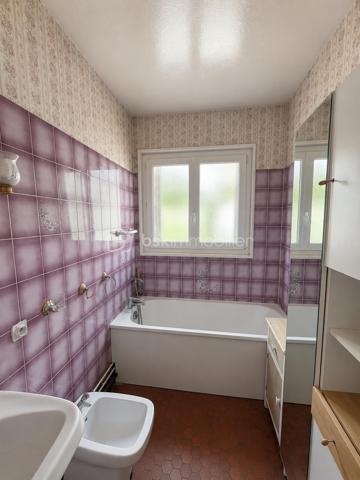 À Gisors (Eure, 27), dans un quartier calme et recherché à proximité du centre-ville, cette maison de 79 m² développe quatre pièces dont trois chambres sur un terrain de 559 m². Lumineuse, dotée d'un charme conservé dans son jus, elle dispose d'un sous-sol total pouvant accueillir plusieurs véhicules, accessible directement depuis l'intérieur.

ESPACE DE VIE

Le grand salon constitue le cœur de la maison et bénéficie d'une belle luminosité naturelle. La cuisine, aménagée et équipée, forme un ensemble avec la salle à manger, créant un espace convivial et fonctionnel pour les repas du quotidien comme pour recevoir. L'ensemble conserve le charme d'origine du bien, qu'un acquéreur pourra choisir de préserver ou de faire évoluer selon ses goûts.

ESPACE NUIT

La maison compte trois chambres, complétées par une salle de bain et un WC séparé. Cette distribution offre une séparation nette entre les espaces de vie et les espaces nuit, avec un nombre de chambres qui convient à une famille comme à un foyer souhaitant dédier une pièce au télétravail ou aux invités.

SOUS-SOL TOTAL

Le sous-sol total constitue l'un des principaux atouts du bien. Il s'étend sur l'ensemble de l'emprise de la maison et peut accueillir plusieurs véhicules, ce qui représente un avantage concret dans un secteur proche du centre-ville où le stationnement à l'abri n'est pas systématique. Son accès direct depuis l'intérieur de la maison en fait un espace pratique au quotidien, utilisable également en rangement, atelier ou buanderie. Ce volume vient s'ajouter à la surface habitable et élargit sensiblement les possibilités d'usage du bien.

EXTÉRIEUR

Le terrain de 559 m² offre un espace extérieur généreux au regard de la proximité du centre-ville. Il permet d'envisager un jardin d'agrément, un potager ou un espace de jeux, et constitue un vrai confort de vie pour une famille.

ENVIRONNEMENT ET ACCÈS

Le quartier, calme et résidentiel, est apprécié pour sa tranquillité tout en restant à proximité immédiate du centre de Gisors. La ville réunit de nombreux commerces, des établissements scolaires et une gare permettant de rejoindre la Normandie comme l'Île-de-France. Un positionnement équilibré, recherché aussi bien par les familles que par les actifs effectuant des trajets réguliers.

POINTS À NOTER

Cette maison s'adresse aux acquéreurs sensibles au charme de l'ancien, recherchant un bien lumineux avec un sous-sol total, un terrain de bonne surface et un emplacement de qualité à Gisors. Le caractère conservé dans son jus laisse une marge de personnalisation à qui souhaite y apporter sa propre mise au goût du jour.

Une maison lumineuse au charme préservé, avec sous-sol total et jardin de 559 m², dans un quartier calme proche du centre de Gisors.