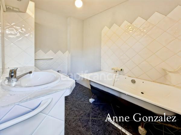 OLIVET SUD, à vendre grande Maison familiale de 240m2 édifiée sur un jardin de 1100 m2 et garage double attenant