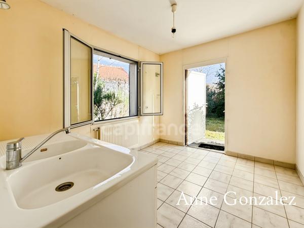 OLIVET SUD, à vendre grande Maison familiale de 240m2 édifiée sur un jardin de 1100 m2 et garage double attenant