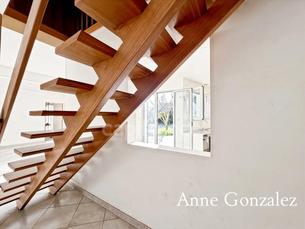 OLIVET SUD, à vendre grande Maison familiale de 240m2 édifiée sur un jardin de 1100 m2 et garage double attenant