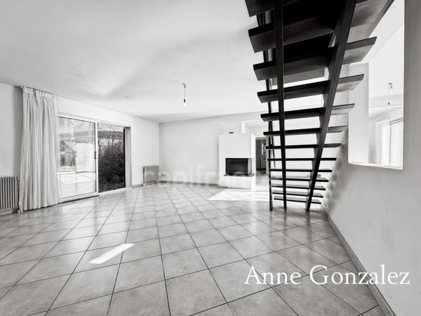 OLIVET SUD, à vendre grande Maison familiale de 240m2 édifiée sur un jardin de 1100 m2 et garage double attenant