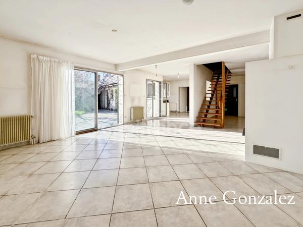 OLIVET SUD, à vendre grande Maison familiale de 240m2 édifiée sur un jardin de 1100 m2 et garage double attenant