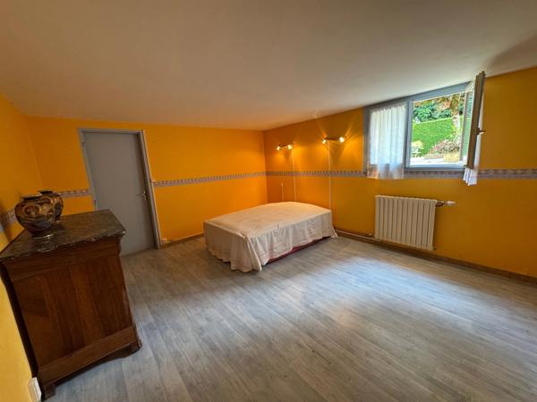 Maison à vendre 6 pièces - 3 chambres à Saumur,secteur Bagneux, vie de plein-pied avec véranda, sous-sol, jardin