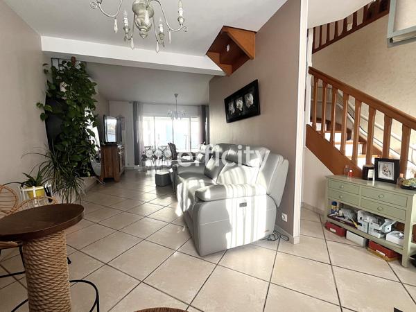 Maison
         5 pièces
        - 100 m² Exclusivité 299 900 € *