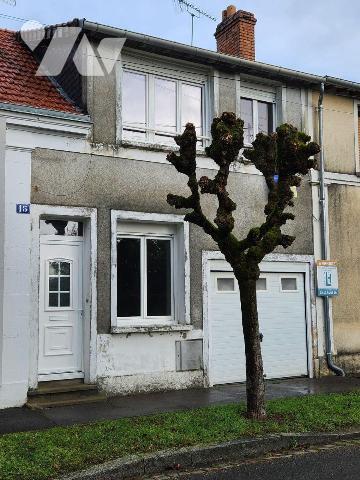 Maison de ville à rafraichir :
-RdC : salon, salle à manger, cuisine, salle d'eau avec wc
-Et...
