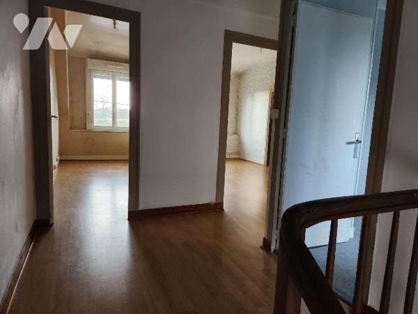 Maison de ville à rafraichir :
-RdC : salon, salle à manger, cuisine, salle d'eau avec wc
-Et...