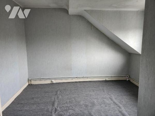 Maison de ville à rafraichir :
-RdC : salon, salle à manger, cuisine, salle d'eau avec wc
-Et...