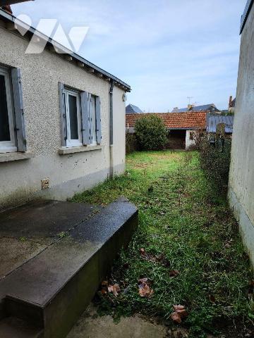 Maison de ville à rafraichir :
-RdC : salon, salle à manger, cuisine, salle d'eau avec wc
-Et...